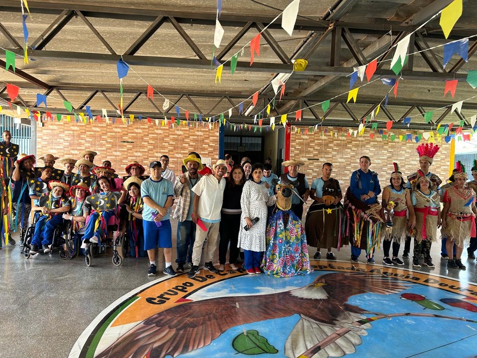 Alunos da CEE 01 em apresentação sobre a lenda do boi-bumbá — Foto: Ana Lúcia