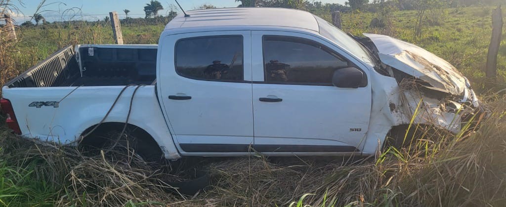 Pneu estoura e caminhonete com quatro ocupantes capota na BR-316, em Alto Alegre do Maranhão