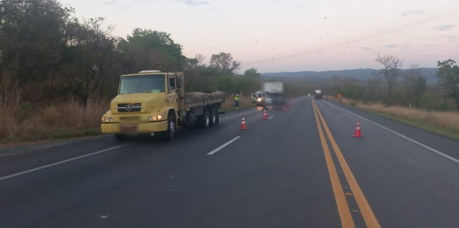 Motorista morre em acidente entre dois caminhões na BR-135