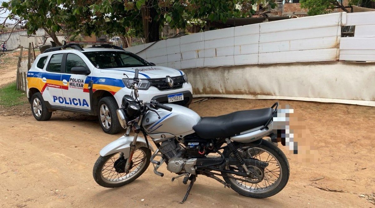 Após ser cercado por seis pessoas, homem é agredido com capacete e tem moto roubada em MG
