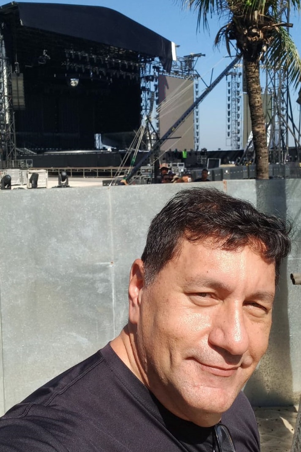 Marcelo em frente ao palco onde Madonna vai se apresentar em Copacabana neste fim de semana — Foto: Arquivo pessoal