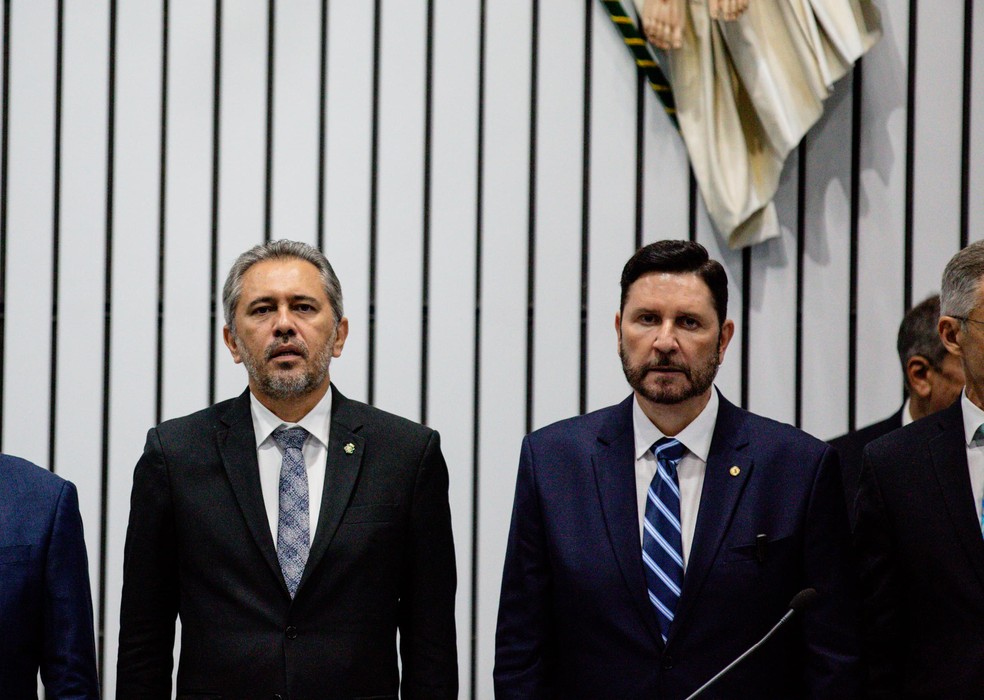 Governador Elmano de Freitas ao lado do prefeito de Fortaleza, Evandro Leitão, e do presidente da Assembleia, Romeu Aldigueri — Foto: Thiago Gadelha/SVM