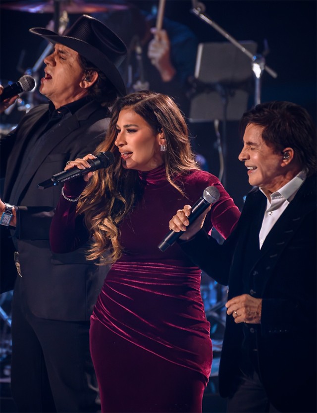 Simone Mendes faz 'Foto feliz' com Chitãozinho & Xororó em gravação de álbum ao vivo com ídolos sertanejos