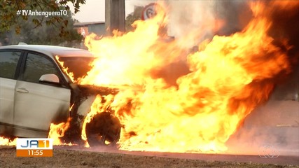 Carro fica destruído após pegar fogo em avenida de Palmas