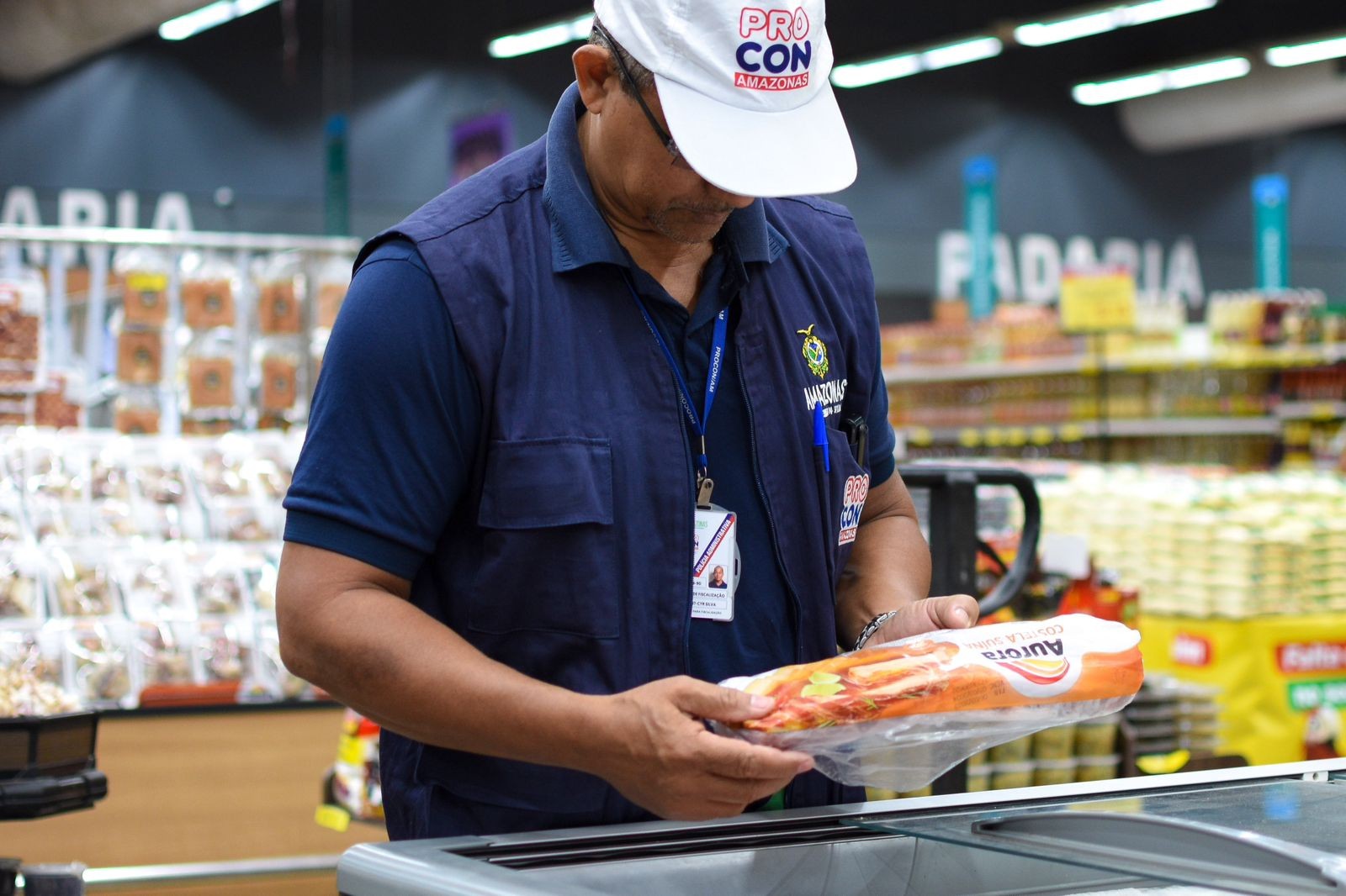 Supermercado é autuado por comercializar 40 quilos de alimentos impróprios para consumo