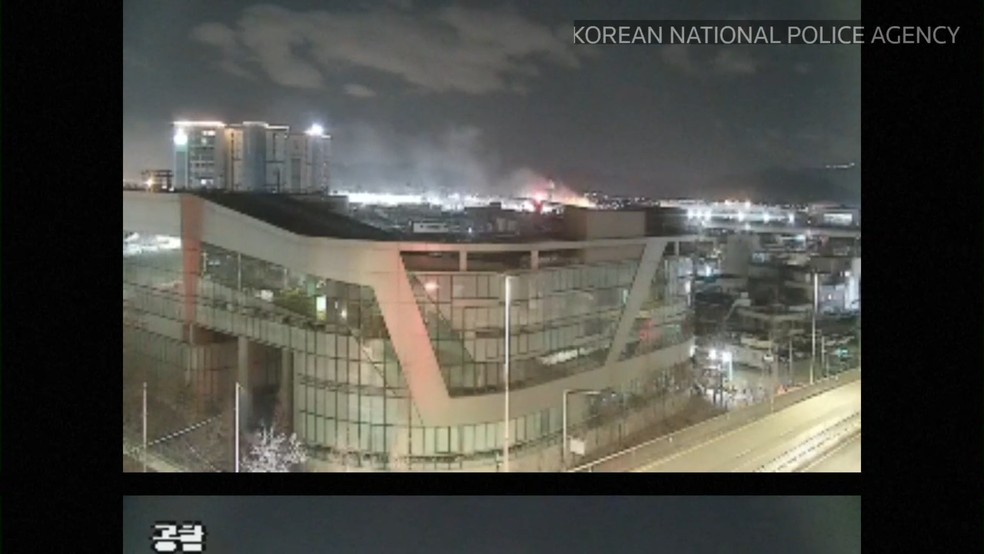 Câmera de segurança registra fogo em aeronave no Aeroporto Internacional de Gimhae, em Busan — Foto: REUTERS
