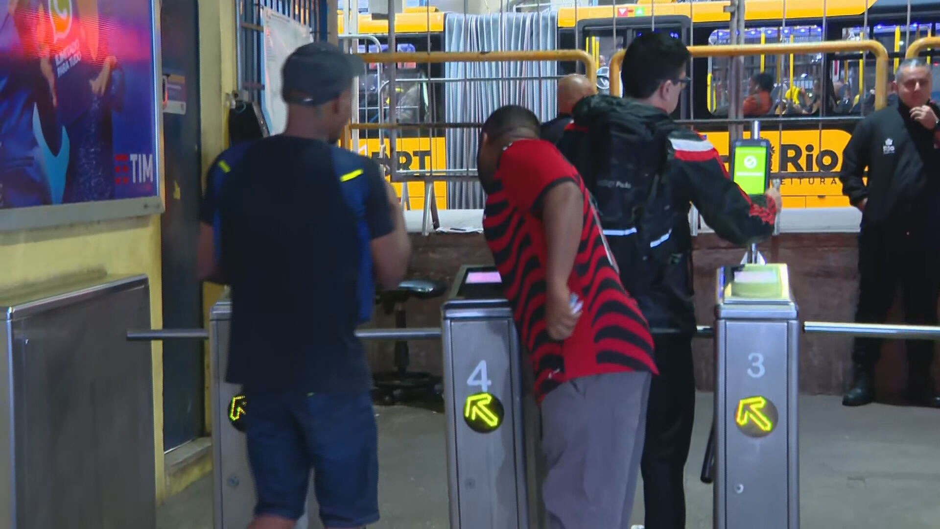 Cambista é flagrado usando cartão de gratuidade do Jaé de forma irregular em Madureira; VÍDEO 