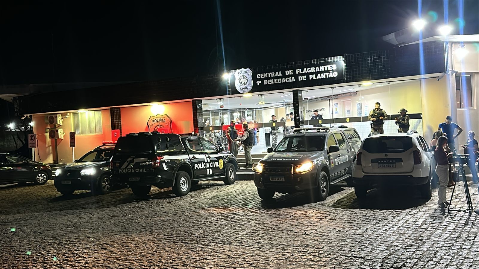 Mulher tem carro roubado e é feita refém quando buscava filho na escola na Grande Natal