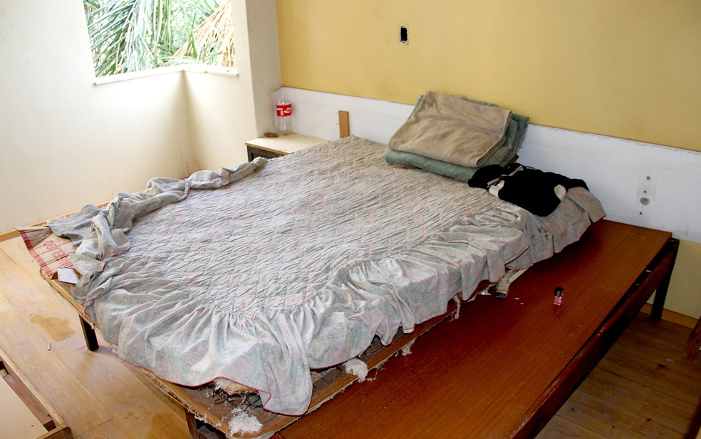 Cama em quarto de hotel abandonado em Brasília — Foto: Vianey Bentes/TV Globo