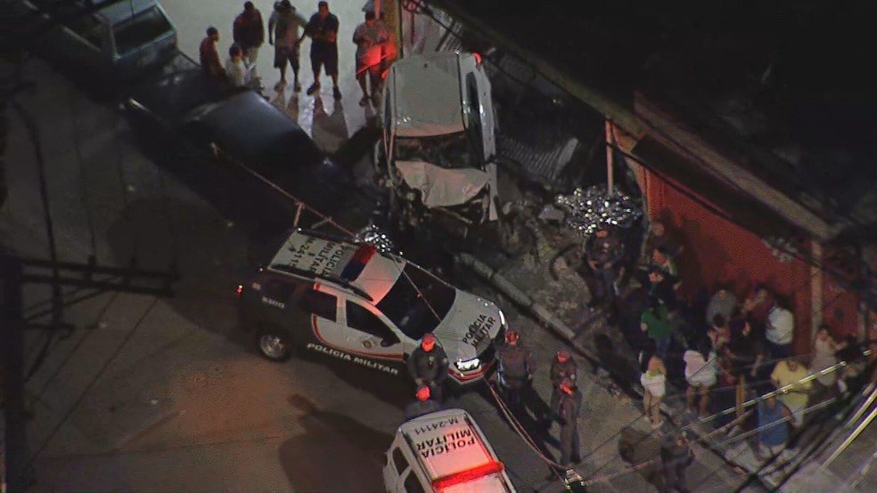 A área foi isolada para trabalho das equipes e para a realização de perícia. — Foto: Reprodução/TV Globo