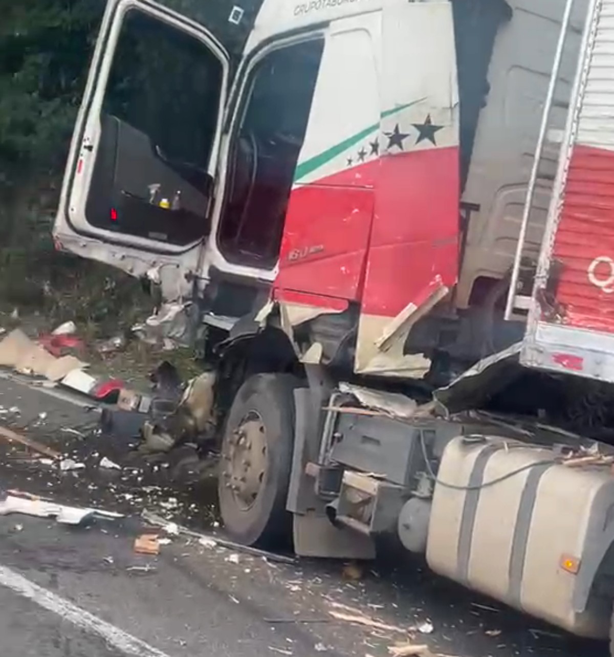Engavetamento entre três carretas deixa feridos na descida da Serra das Araras, em Piraí