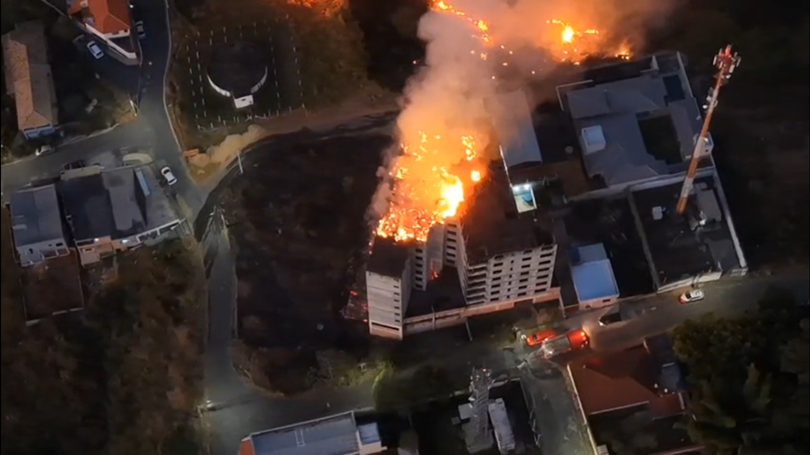 VÍDEO: Incêndio atinge prédio abandonado em São João del Rei