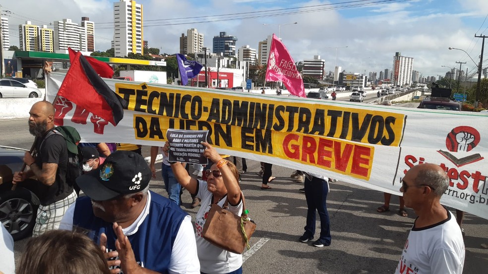 Servidores da UFRN fazem ato na BR-101, em Natal — Foto: Sérgio Henrique Santos/Inter TV Cabugi