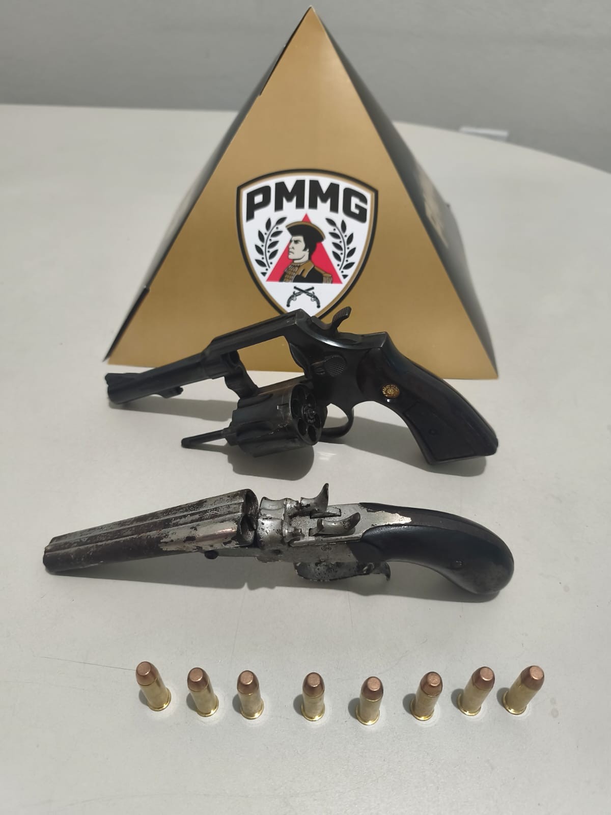 Armas são apreendidas em congelador de bar após homem ameaçar irmão em Rio Pardo de Minas