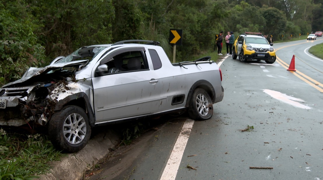 Homem sequestra idoso, capota carro e morre no acidente, no PR; vítima teve ferimentos leves