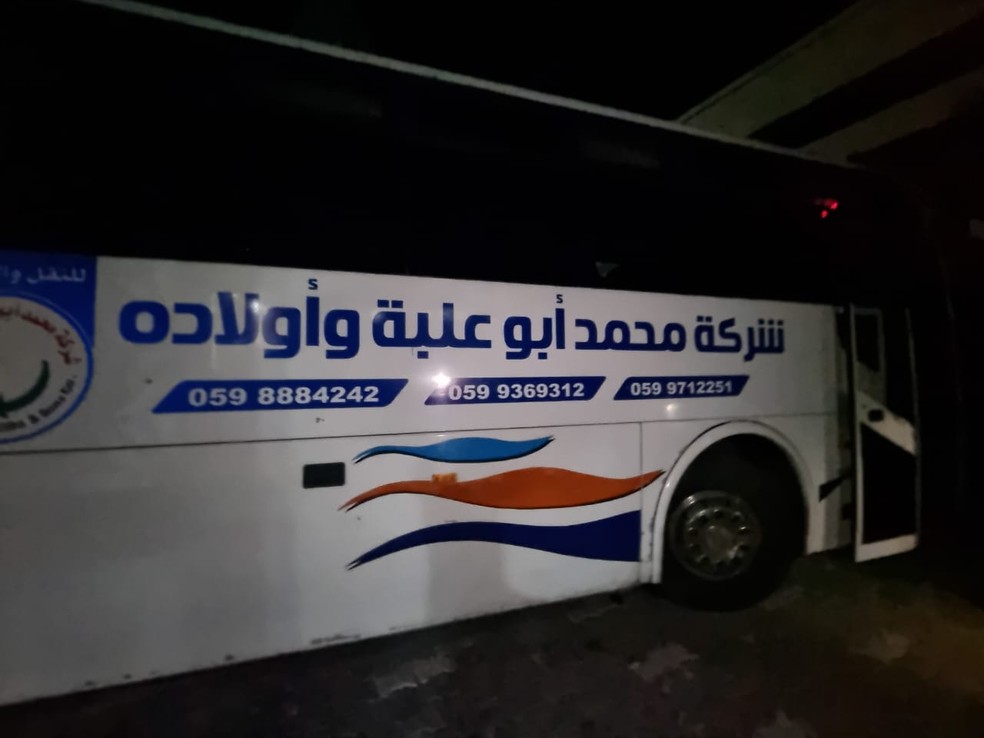 Ônibus que levará brasileiros para Khan Yunis, no Sul da Faixa de Gaza. — Foto: Shahed Al-Banna/Reprodução