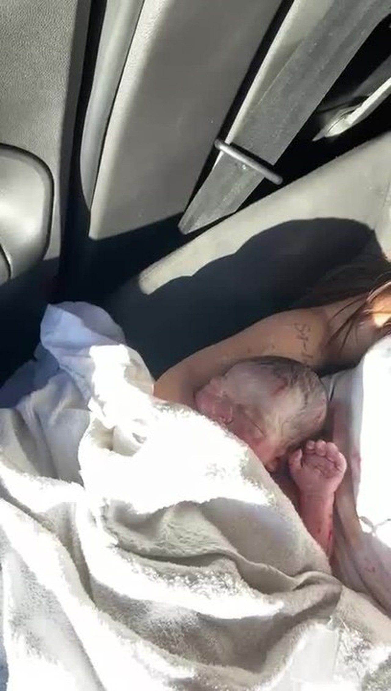 Mulher entra em trabalho de parto em cruzamento movimentado de BH e bebê nasce dentro do carro; VÍDEO