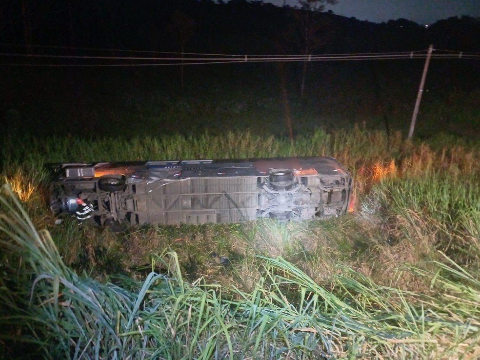 nibus cai em ribanceira na Dutra e deixa feridos em Pindamonhangaba  Foto: Divulgao/PRF