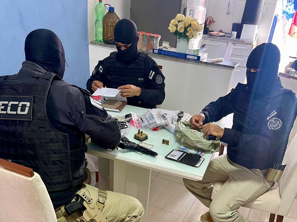 Outras 14 pessoas, incluindo PMs, são suspeitos de integrar o grupo — Foto: Polícia Federal