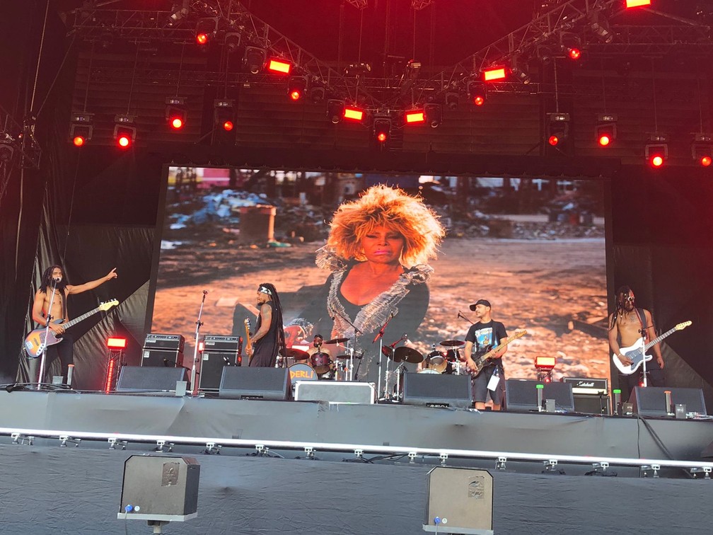 Black Pantera presta homenagem a Elza Soares no Palco Sunset do Rock in Rio 2022 — Foto: Carlos Brito / g1