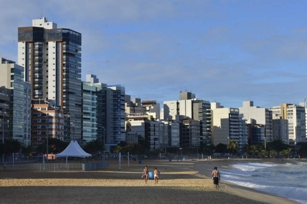 Prédios causam sombra na orla de Vila Velha — Foto: Guilherme Ferrari/ A Gazeta