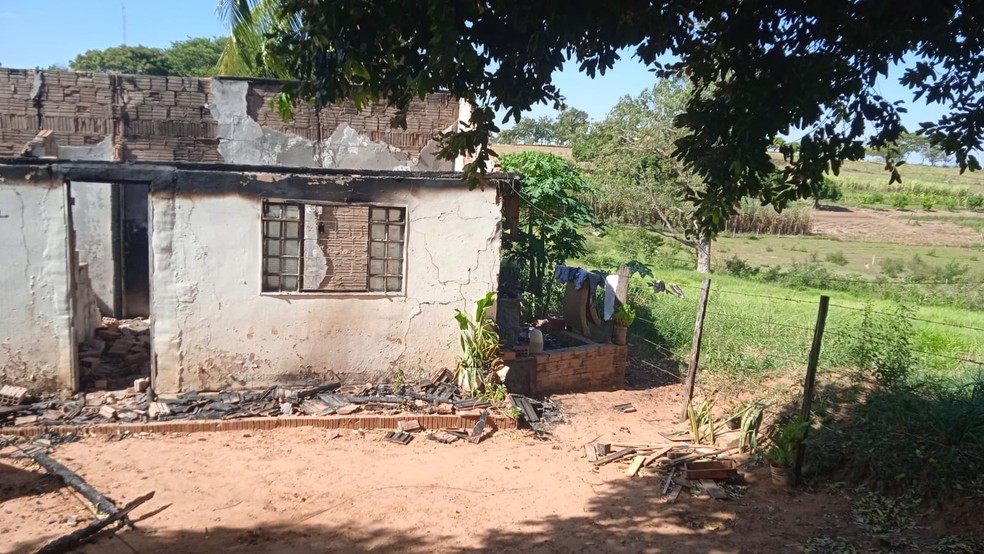 Incêndio em residência mata uma pessoa e deixa outra gravemente ferida, em Santo Expedito (SP) — Foto: Kawanny Barros/TV Fronteira