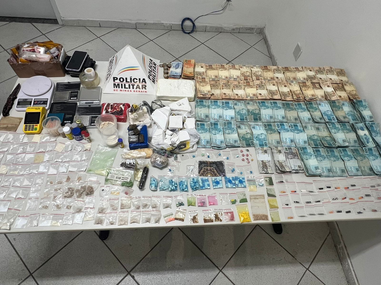 Casal suspeito de realizar 'delivery' de drogas é preso no Centro de Governador Valadares; R$ 67 mil foram apreendidos 