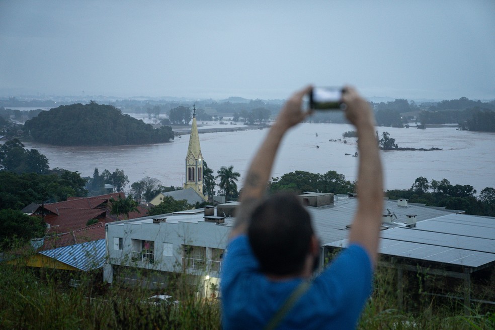 Cheia do Rio Taquari é vista da parte alta de Colinas (RS) — Foto: Arthur Stabile/g1