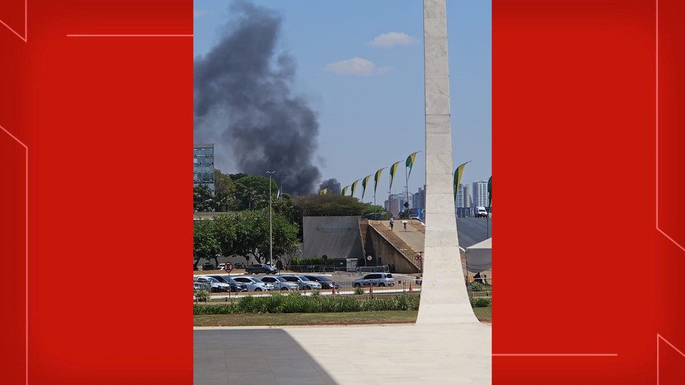 Fumaça na Esplanada dos Ministérios, em Brasília — Foto: TV Globo