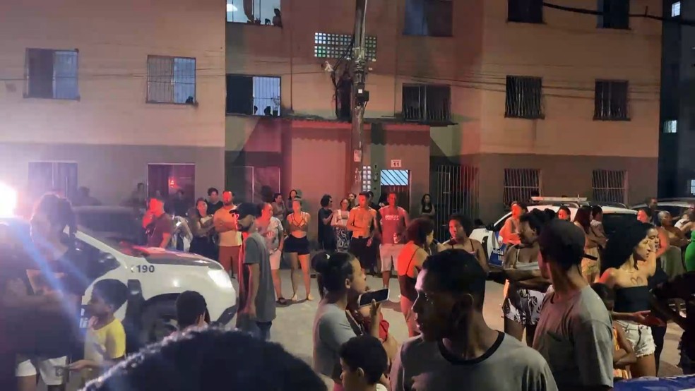 Moradores se aglomeraram no condomínio em Vila Velha, Espírito Santo, após a notícia da morte de Bernardo Souza Nascimento, de 5 anos — Foto: Reprodução/TV Gazeta