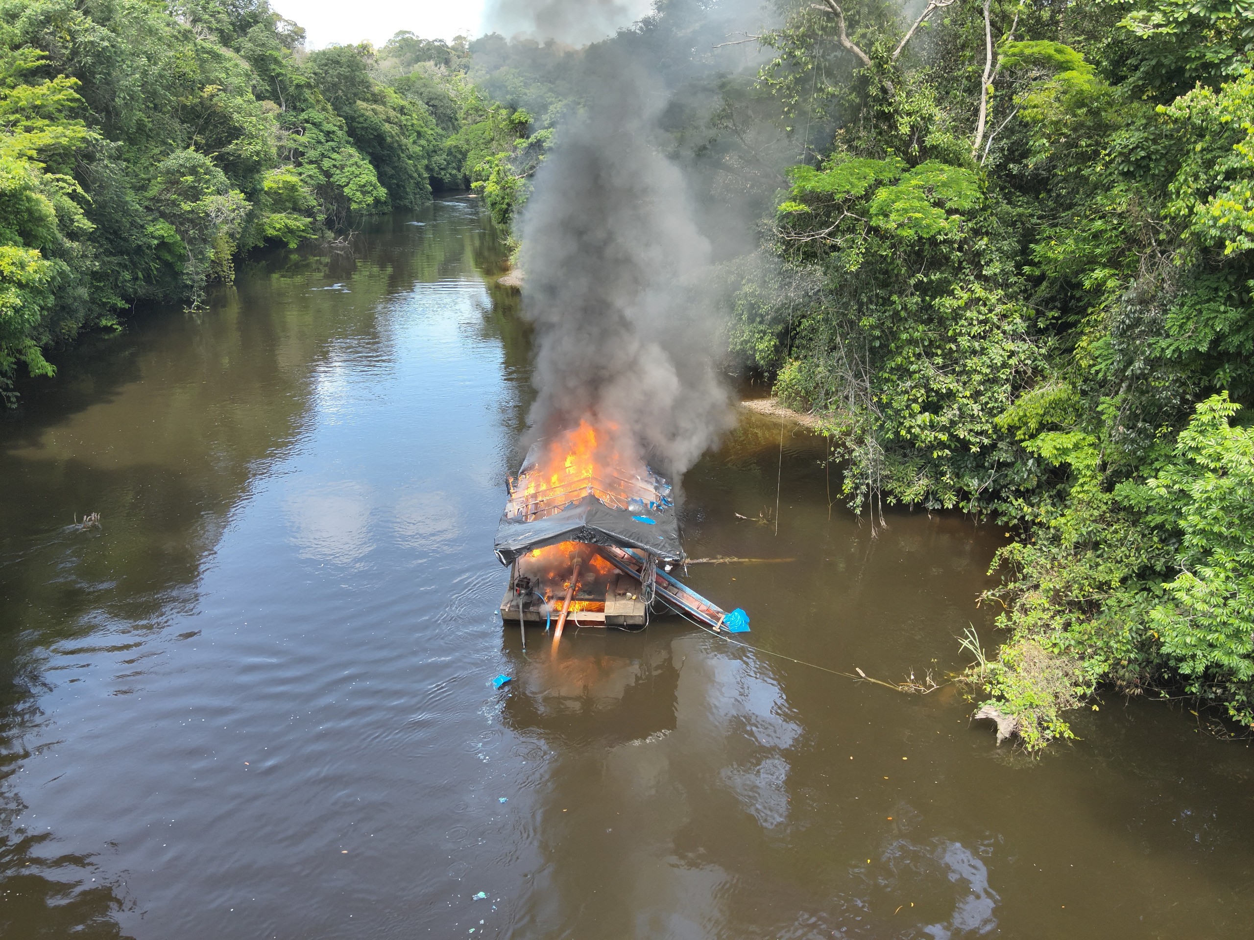 Operação no Amapá flagra extração ilegal de ouro no Rio Vila Nova e destrói equipamentos