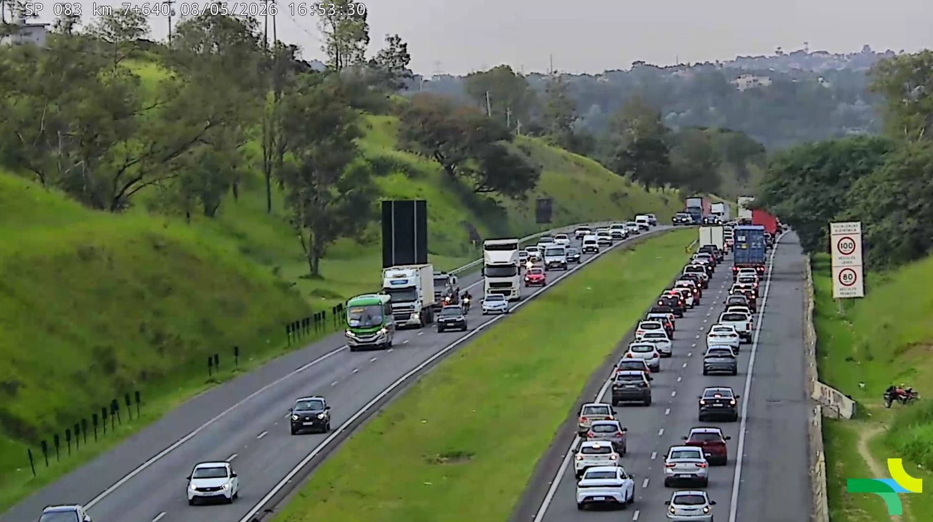 Carreta com pneus tomba em alça de acesso do Anel Viário à Rodovia D. Pedro I em Campinas