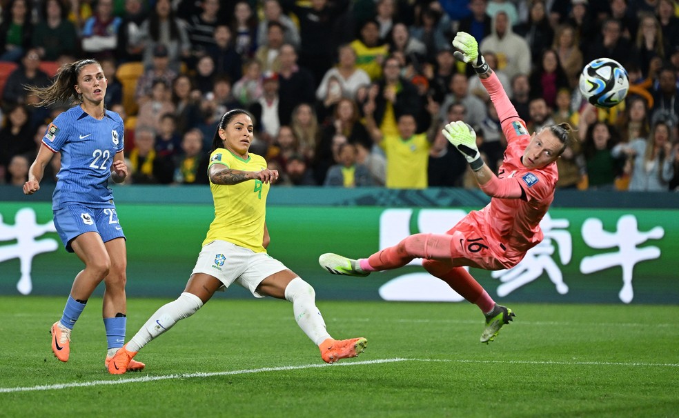 Debinha marca para o Brasil contra a França pela Copa do Mundo de 2023 — Foto: Reuters