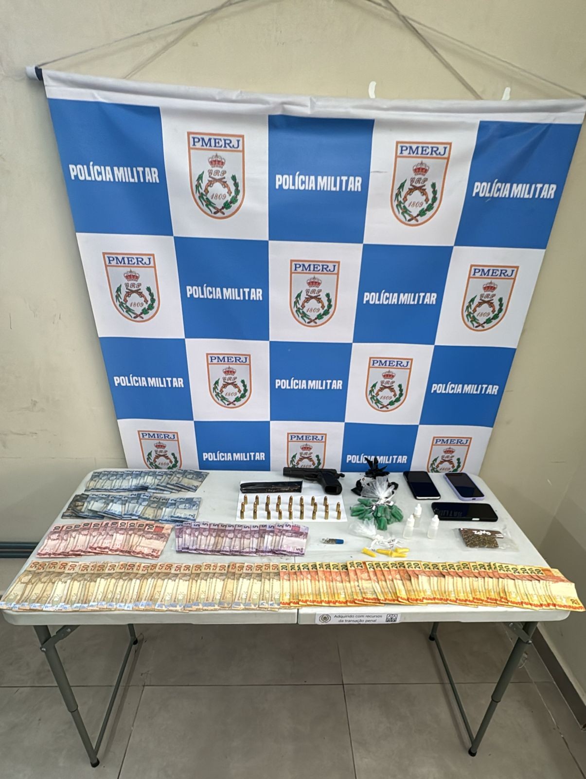 Troca de tiros entre suspeitos e PM acaba com quatro homens presos e um baleado em Volta Redonda