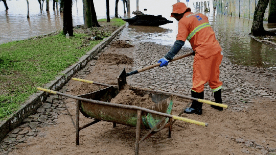 Lixo toma as ruas de Porto Alegre onde a água baixou; SIGA - Foto: (Reuters e AFP)