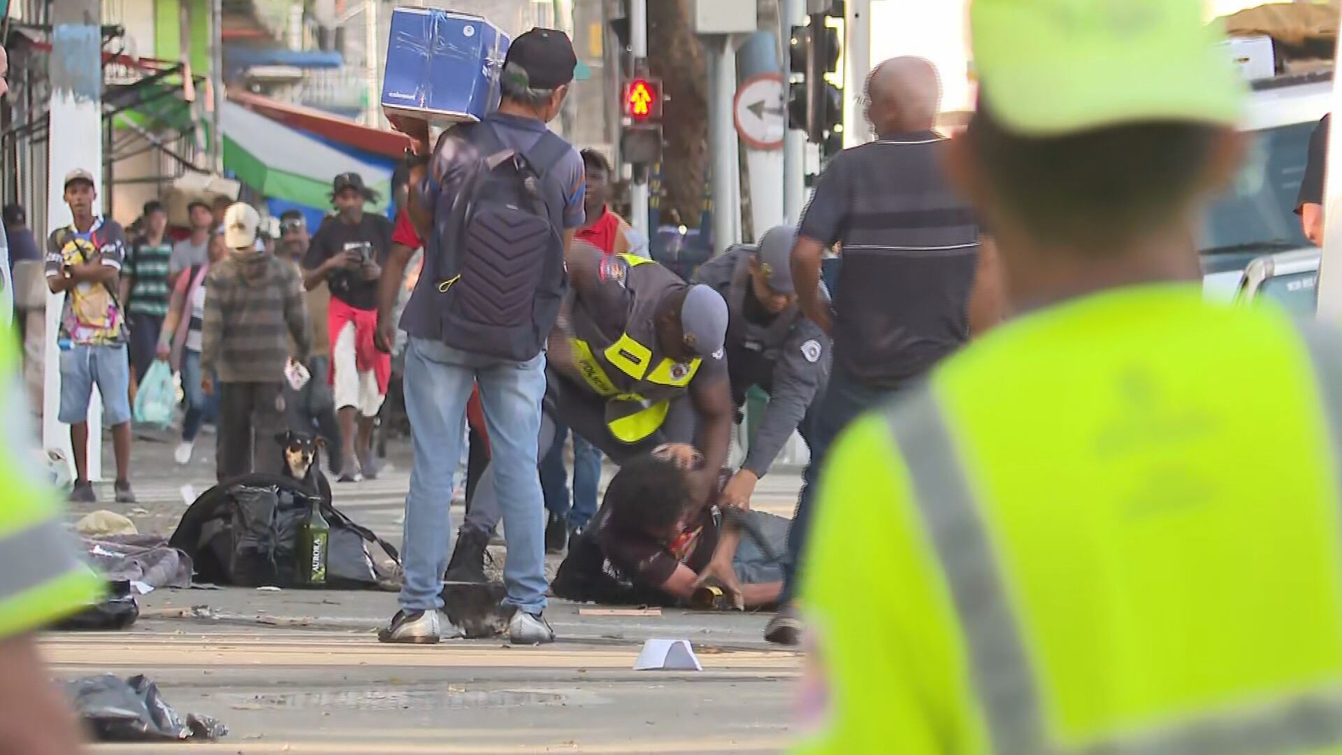 VÍDEO: PM imobiliza e agride dois moradores de rua no Parque Dom Pedro II, Centro de SP