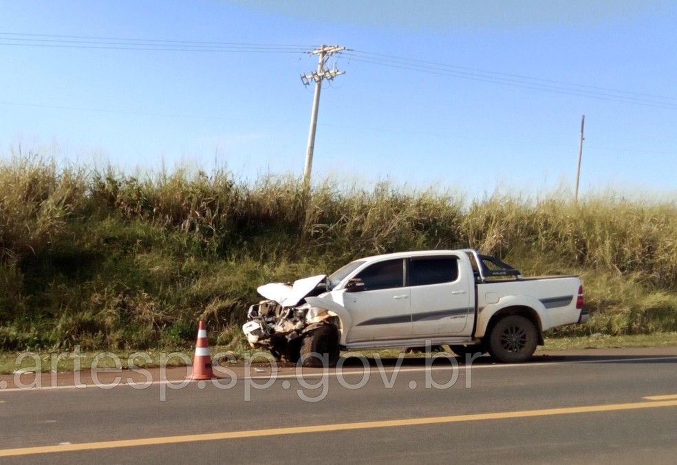 Colisão aconteceu na manhã deste sábado (21), entre São José do Rio Pardo e Itobi — Foto: Divulgação / Artesp