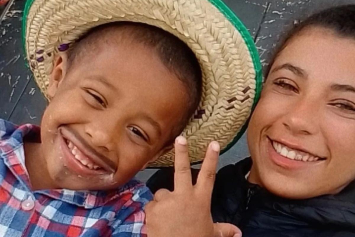 Mãe de menino encontrado morto em carro acredita que filho e primo foram atraídos: 'alguém chamou'   