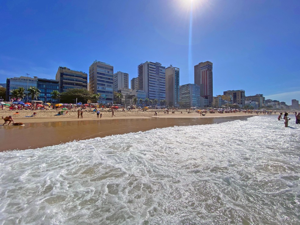 Praia do Leblon neste sábado de calor — Foto: g1