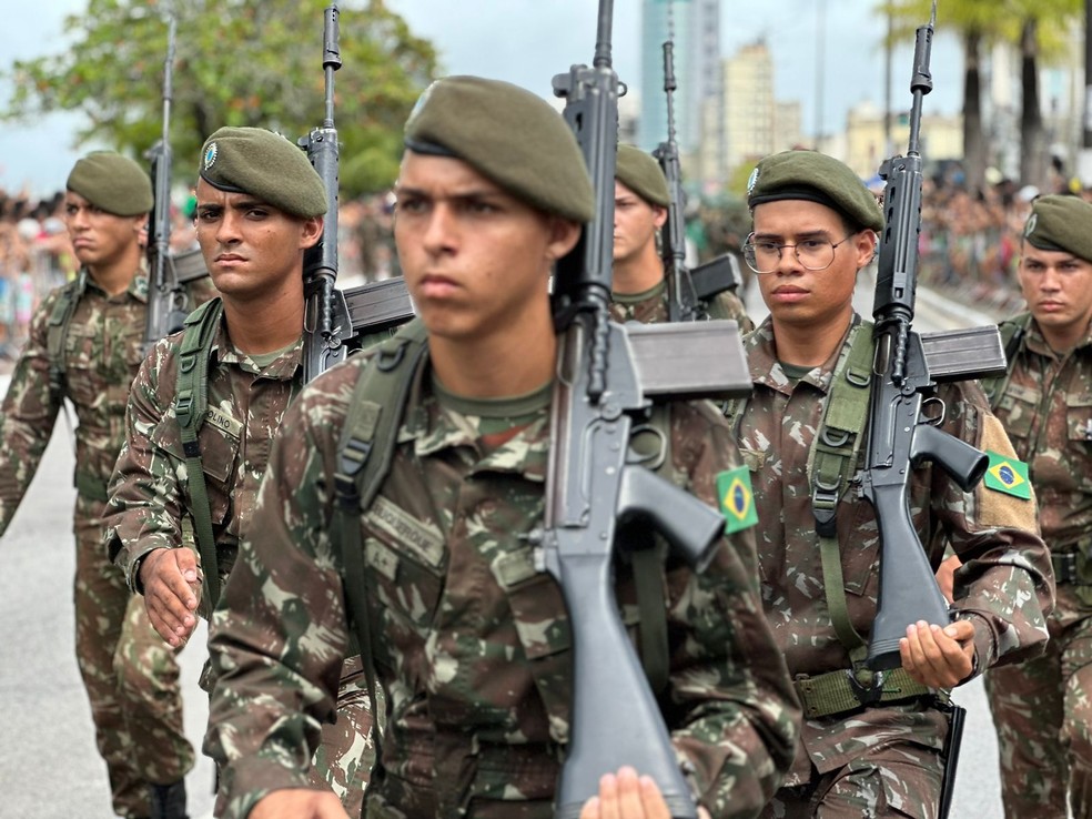 Militares participam do Desfile da Independência — Foto: Nick Marone/TV Gazeta