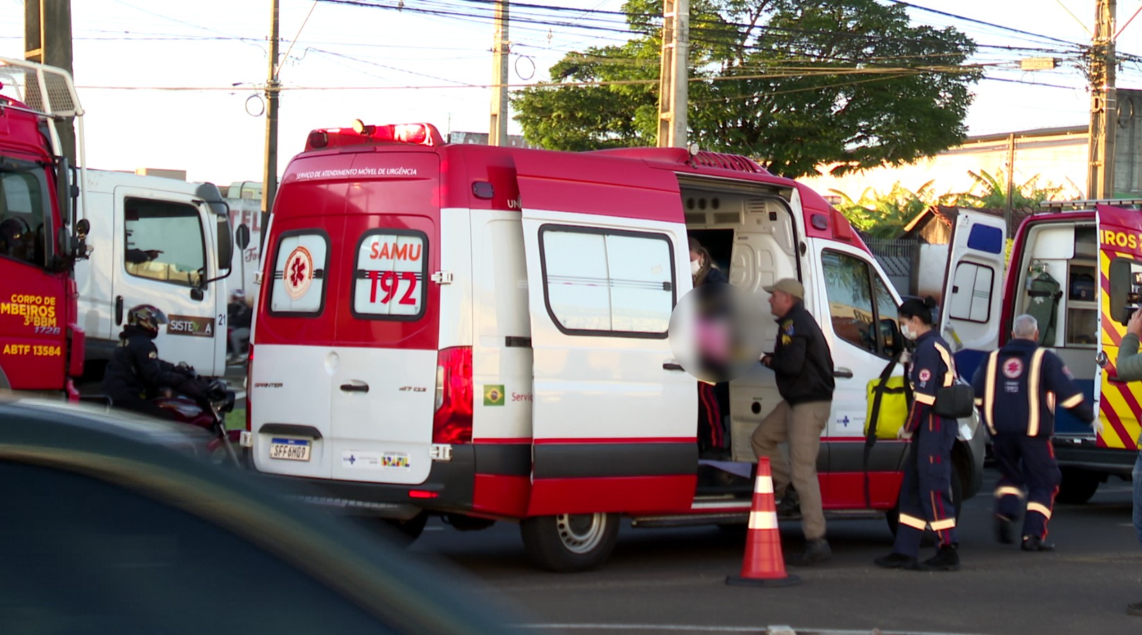Mãe fica abraçada à filha de 2 anos após serem atropeladas em Londrina: 'Mesmo em uma situação complicada, estava tentando acalmar', diz bombeiro