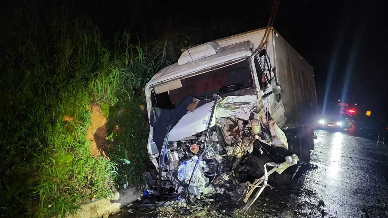 Motorista morre após bater carro de frente com caminhão na MG-050, em Pimenta