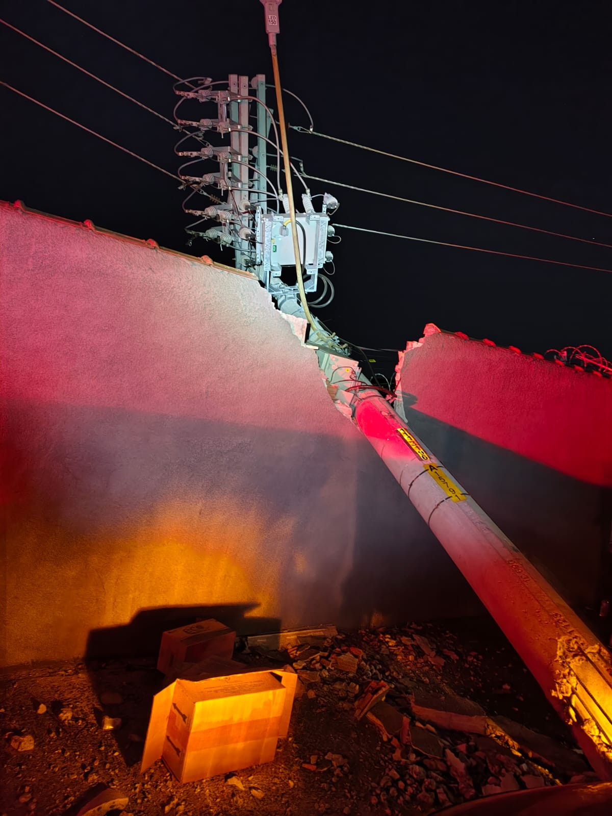 Homem perde controle de carro, bate contra poste em avenida e deixa bairro sem energia em Piracicaba