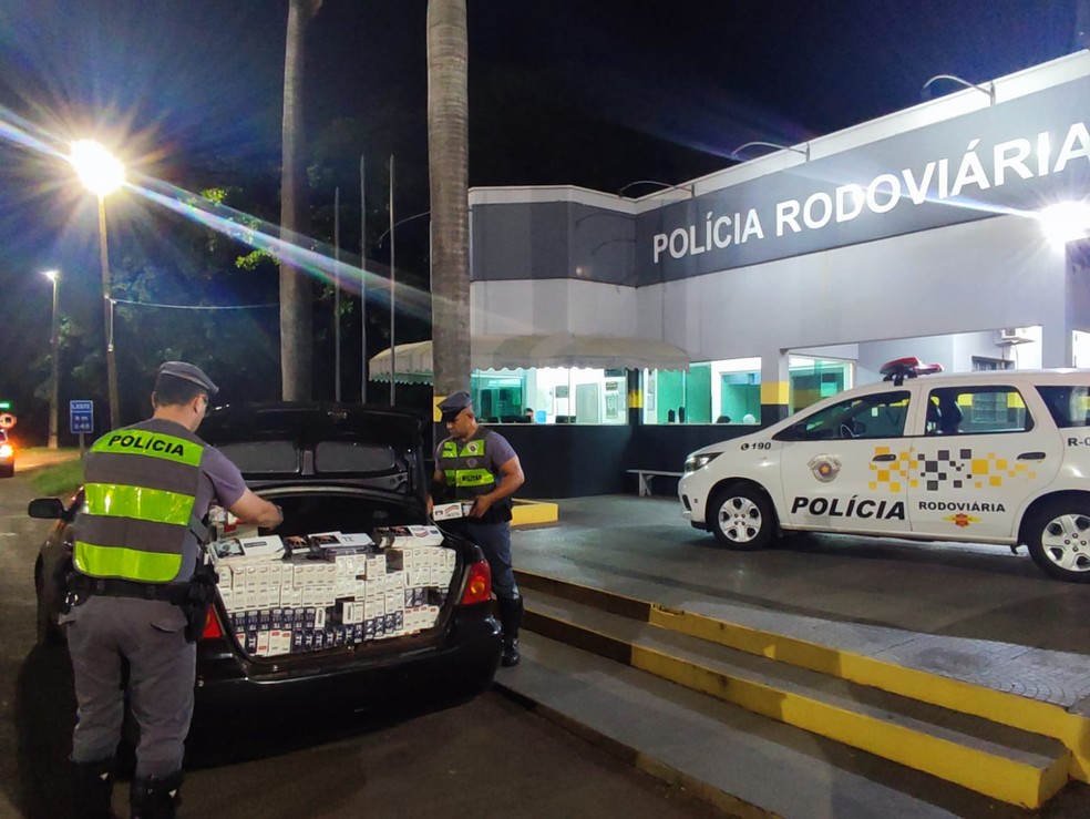Dupla é presa com cigarros contrabandeados, em Presidente Epitácio (SP) — Foto: Polícia Rodoviária
