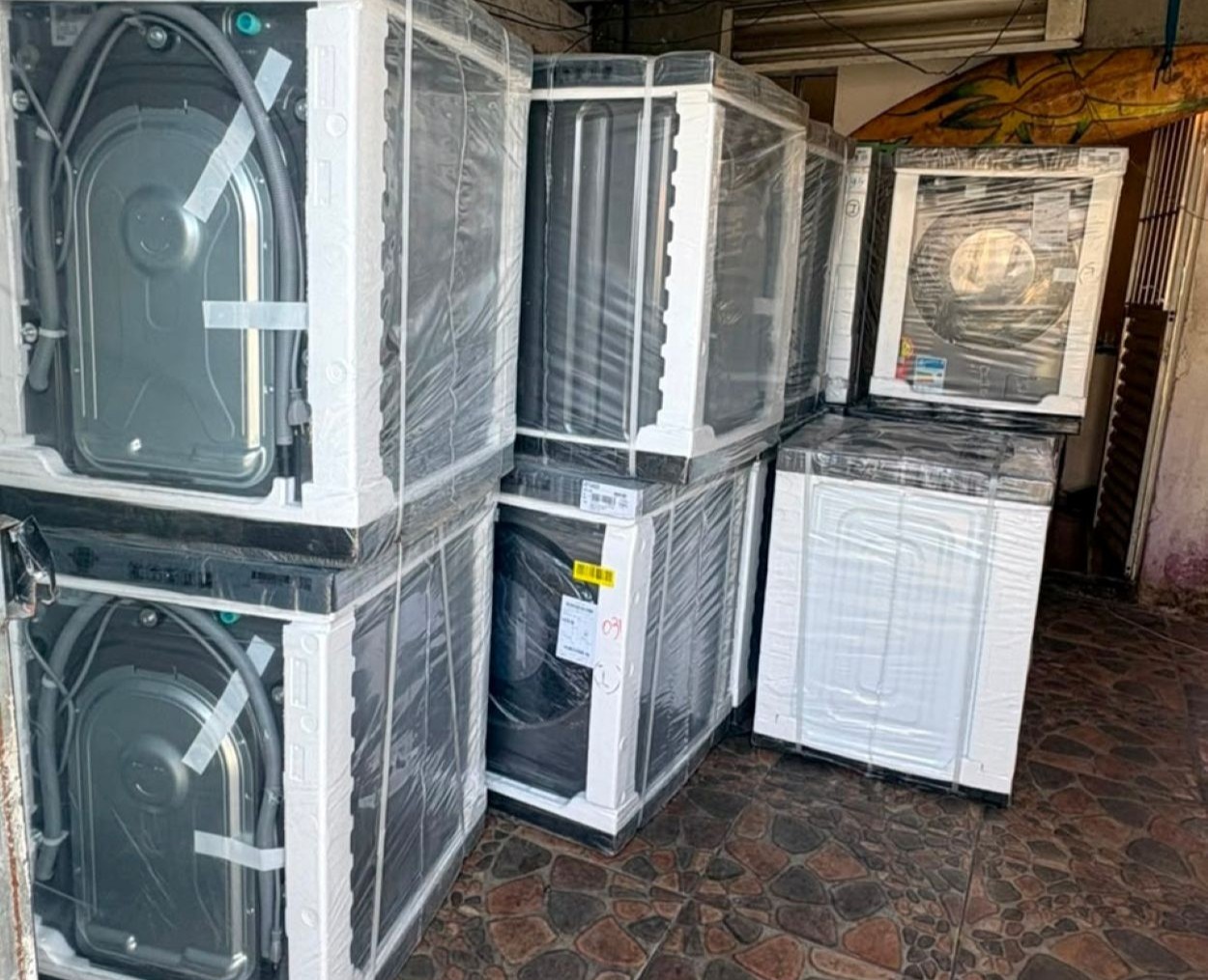 Dois homens são presos com 15 máquinas de lavar e TVs sem nota fiscal em Poá
