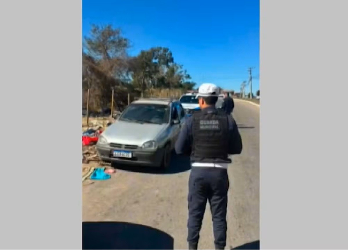 Carro com registro de roubo é encontrado abandonado no Parque Aeroporto, em Campos