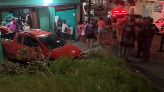 Carro desgovernado invade bar na Zona Leste de Manaus e mata jovem 