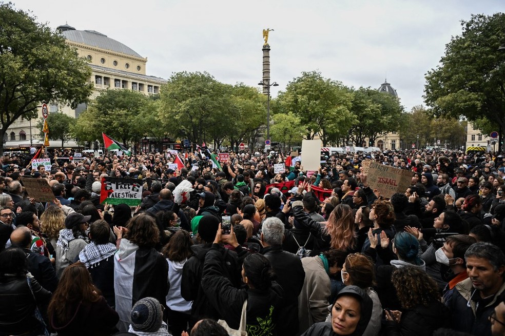 Manifestantes se reúnem durante uma manifestação em apoio aos palestinos, na Place du Chatelet, no centro de Paris, em 28 de outubro de 2023. — Foto: AFP