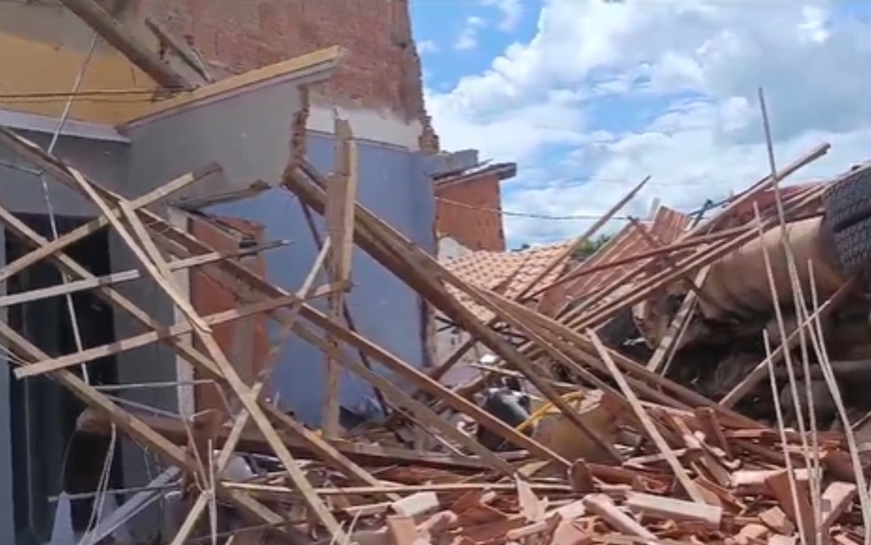 Casas ficaram destruídas após acidente com caminhão desgovernado — Foto: Redes sociais