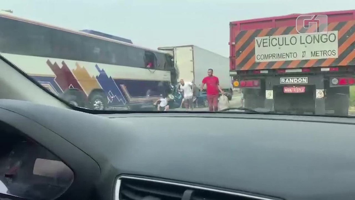 VÍdeo Mostra Passageiros Pulando Pela Janela De ônibus Logo Após